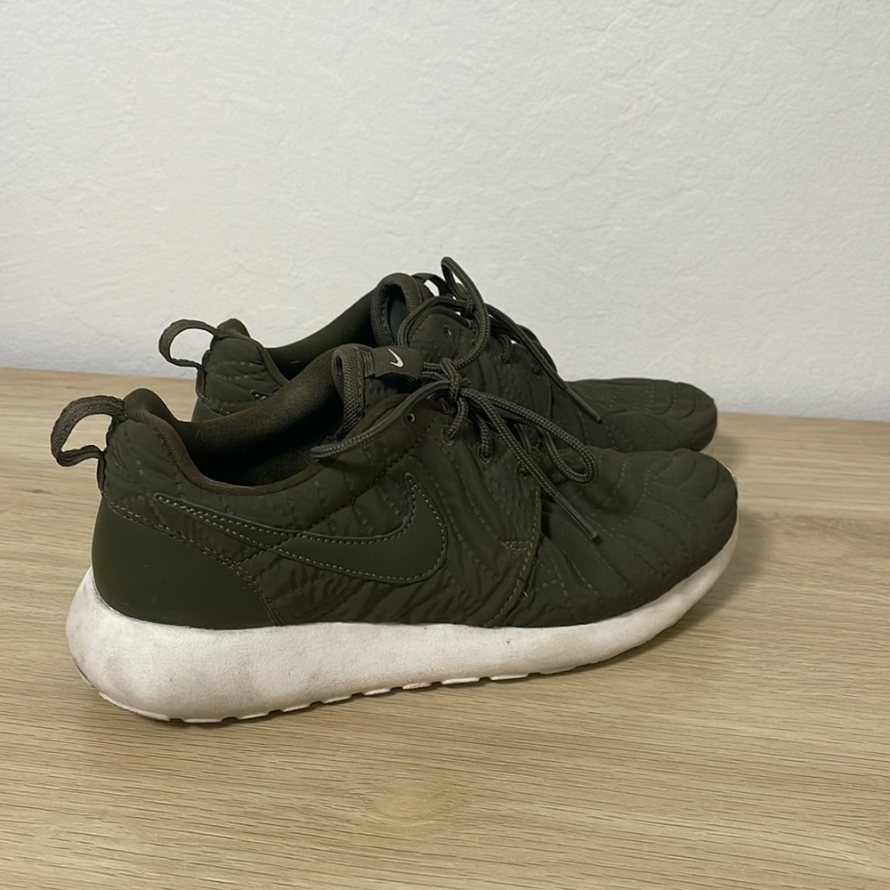 Nike Roshe Olive Green Shoes Size 6.5